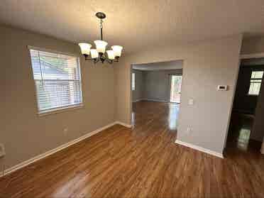 Looking for 2 roommates
