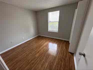 Looking for 2 roommates