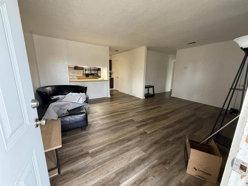 LOOKING FOR ROOMATE ASAP!!