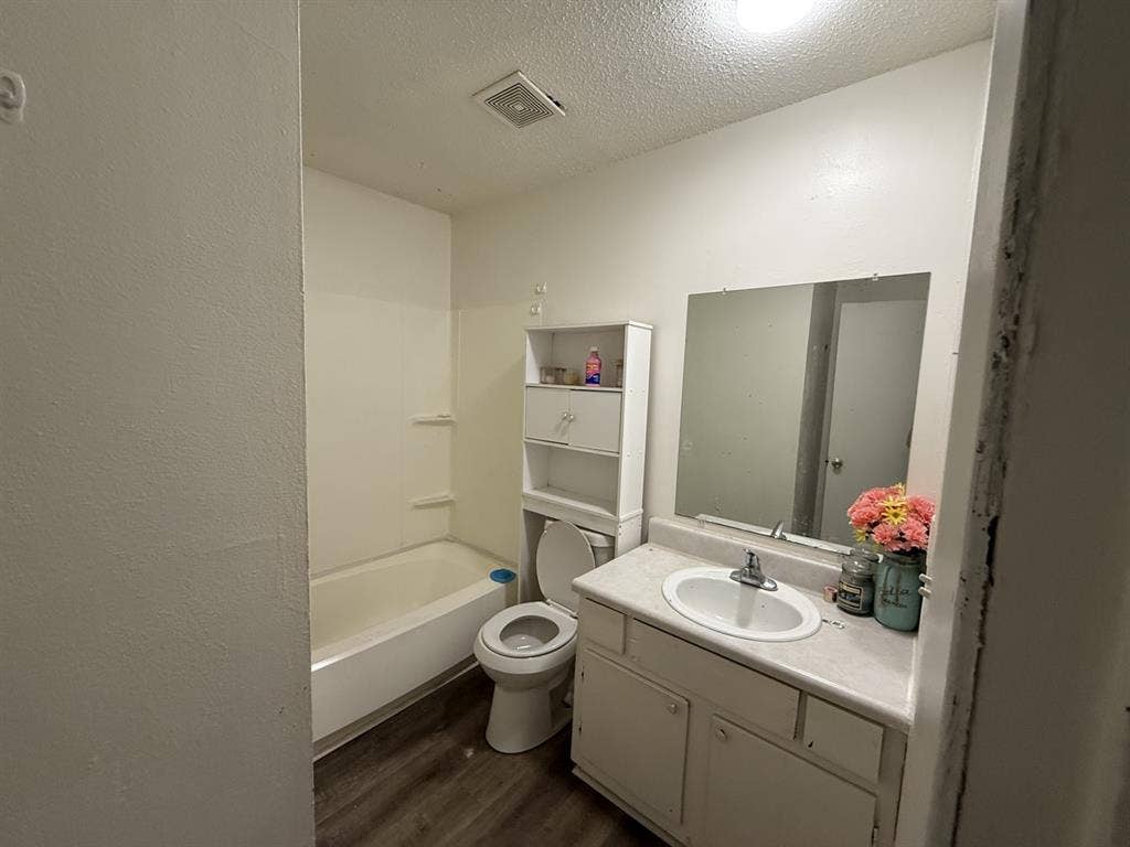LOOKING FOR ROOMATE ASAP!!