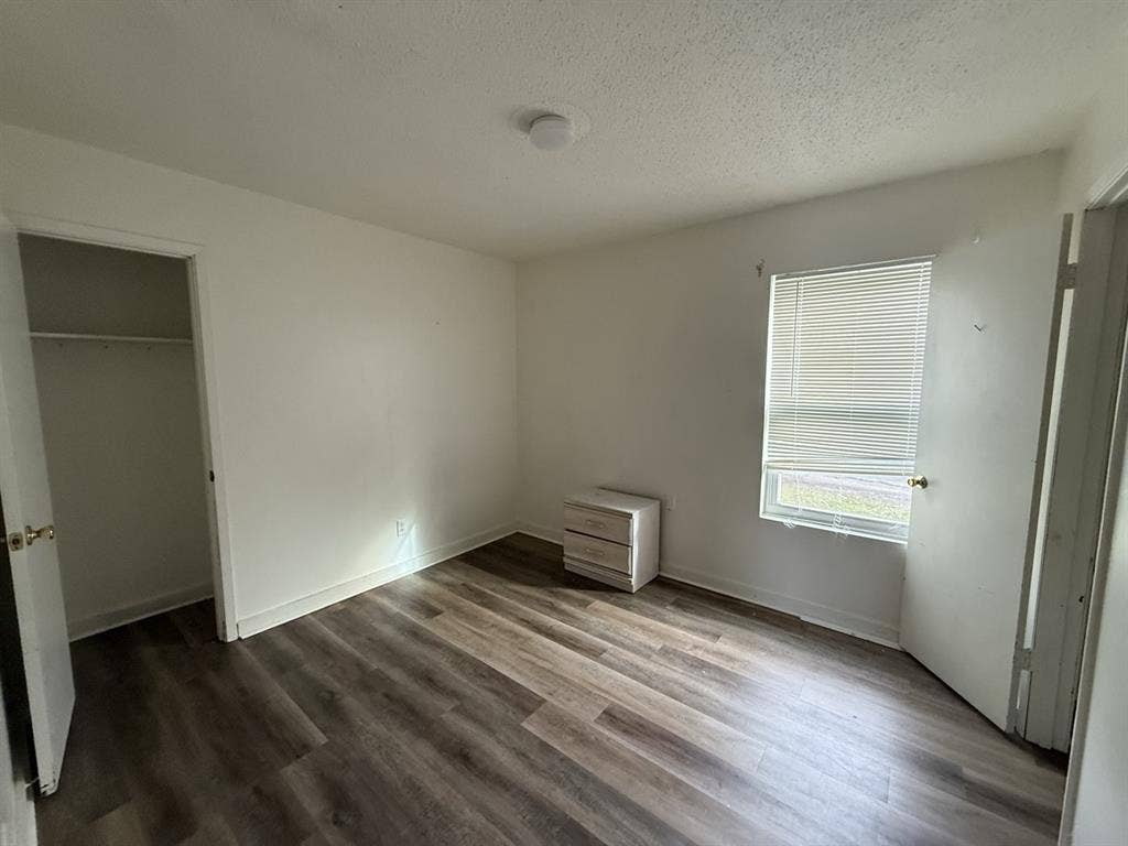 LOOKING FOR ROOMATE ASAP!!