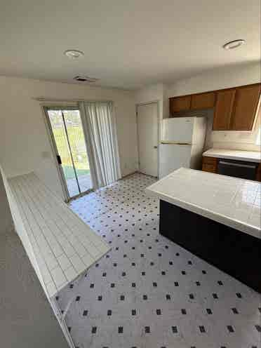 Urgently looking for a roommate