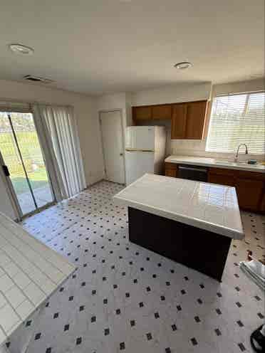 Urgently looking for a roommate