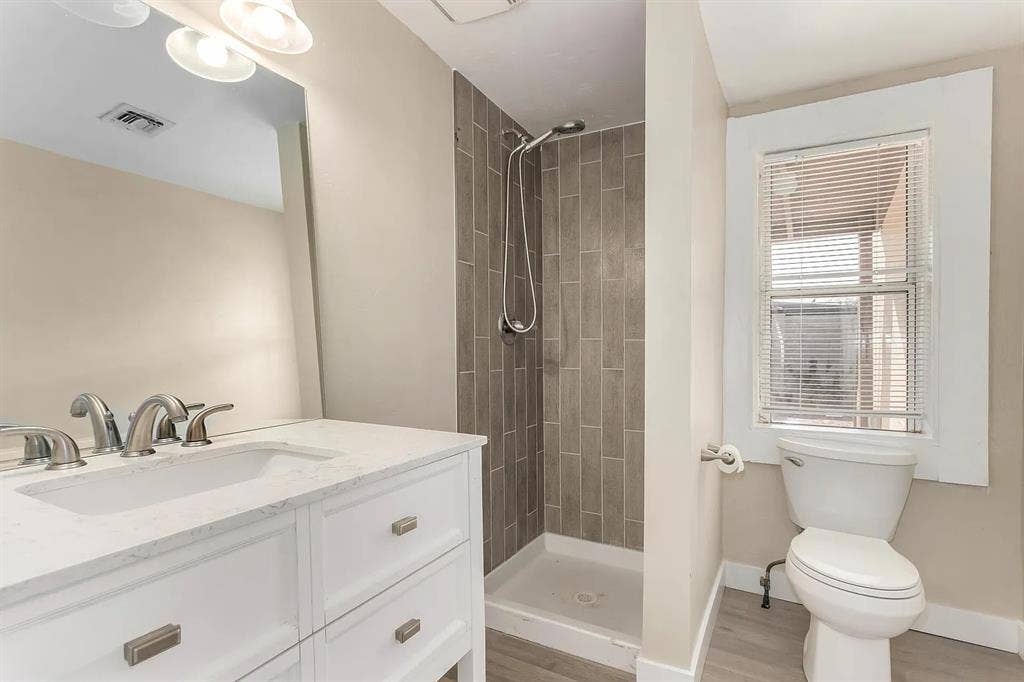 Large Master Room Close: ASU, Rail