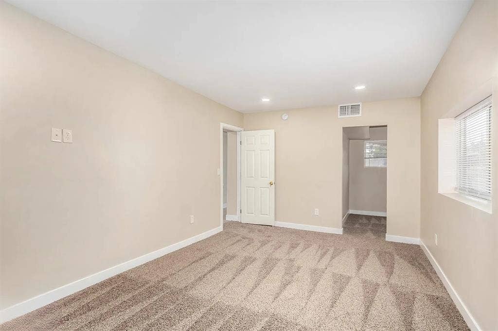 Large Master Room Close: ASU, Rail
