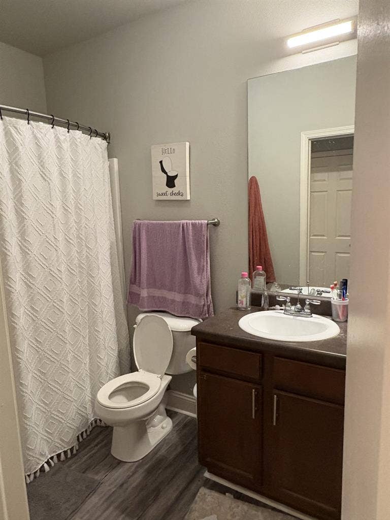 Bedroom/bathroom in an apartment