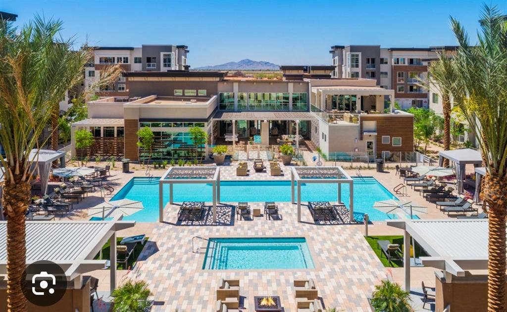 Fully
furnished, shared apt