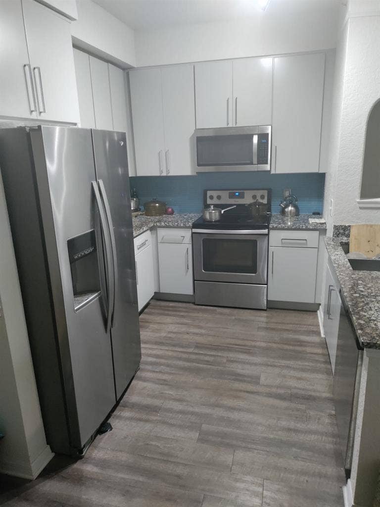 Roommate/Couple needed PrivateBathr