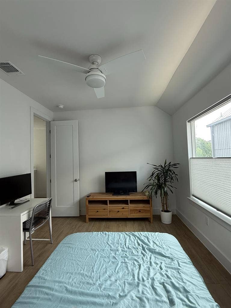 Room for rent in east Austin!