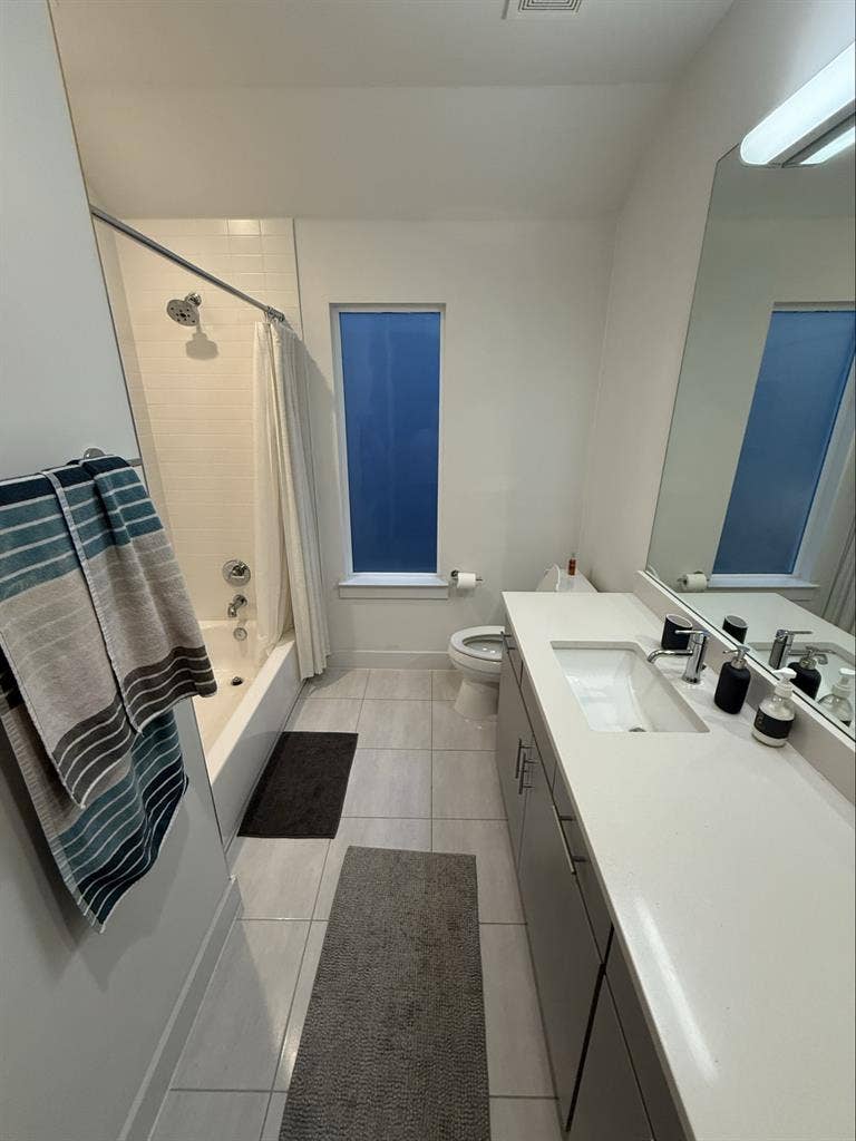 Room for rent in east Austin!