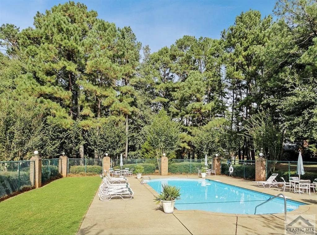 2 Roommates needed
