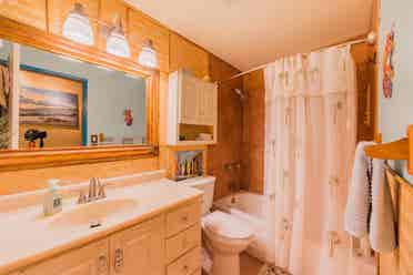 Sunset view Q.Bdrm/Shared Hall Bath
