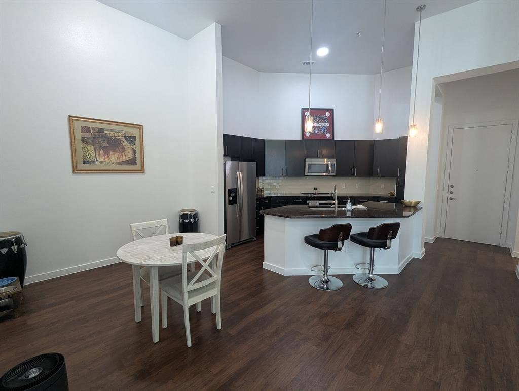 Room for Rent w/ -FOOT CEILINGS!