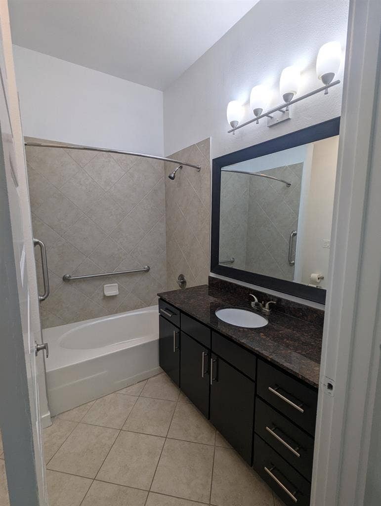 Room for Rent w/ -FOOT CEILINGS!