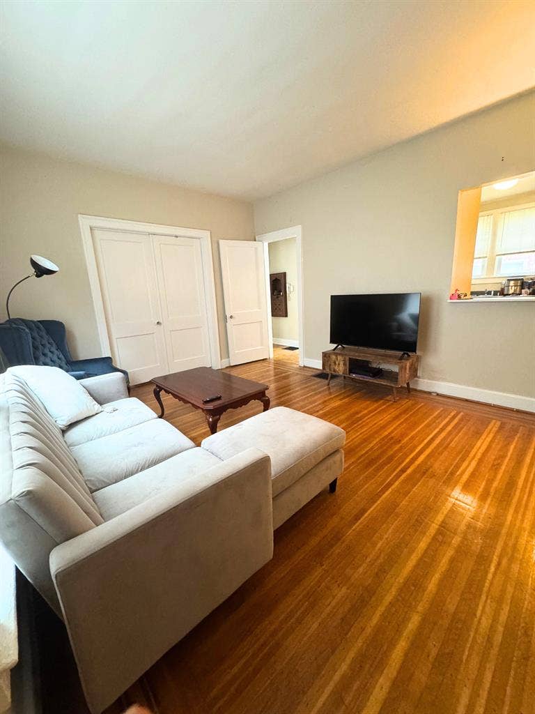Shared Flat Near Bellarmine