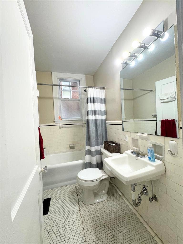 Shared Flat Near Bellarmine