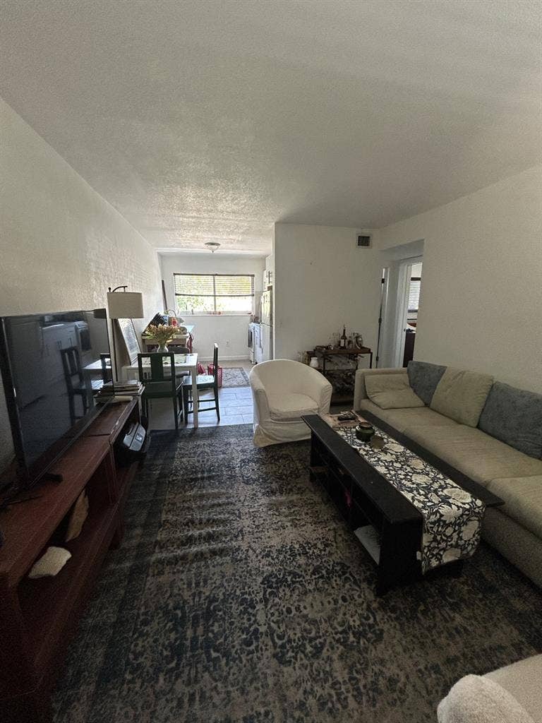 Private room in coconut grove☀️