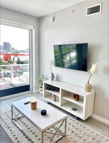 Private room in Edgewater/Downtown