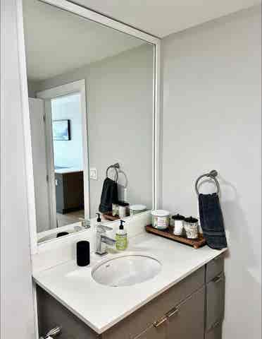 Private room in Edgewater/Downtown