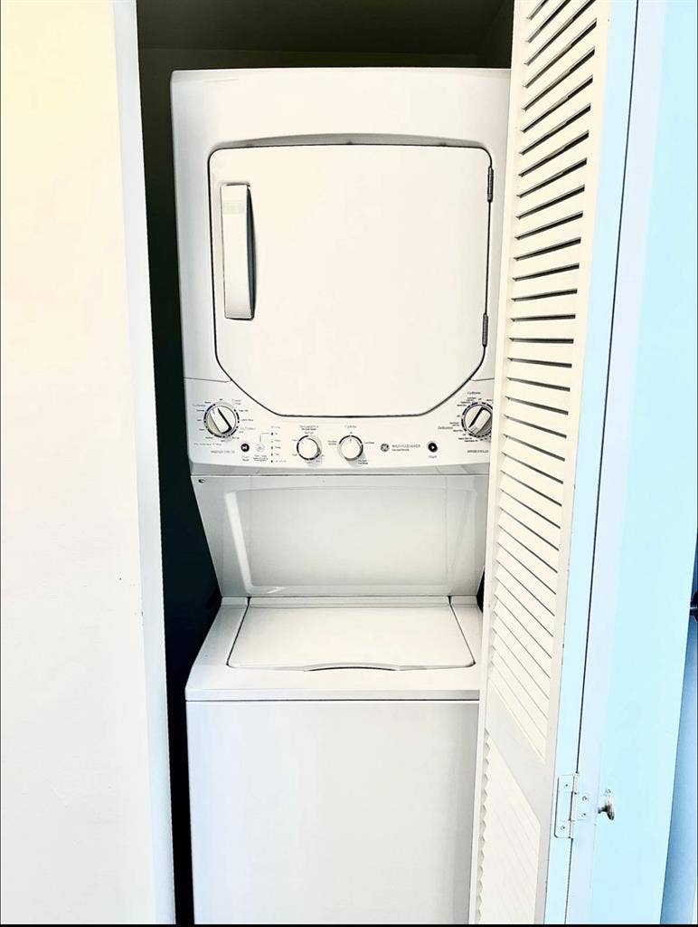 Private room in Edgewater/Downtown