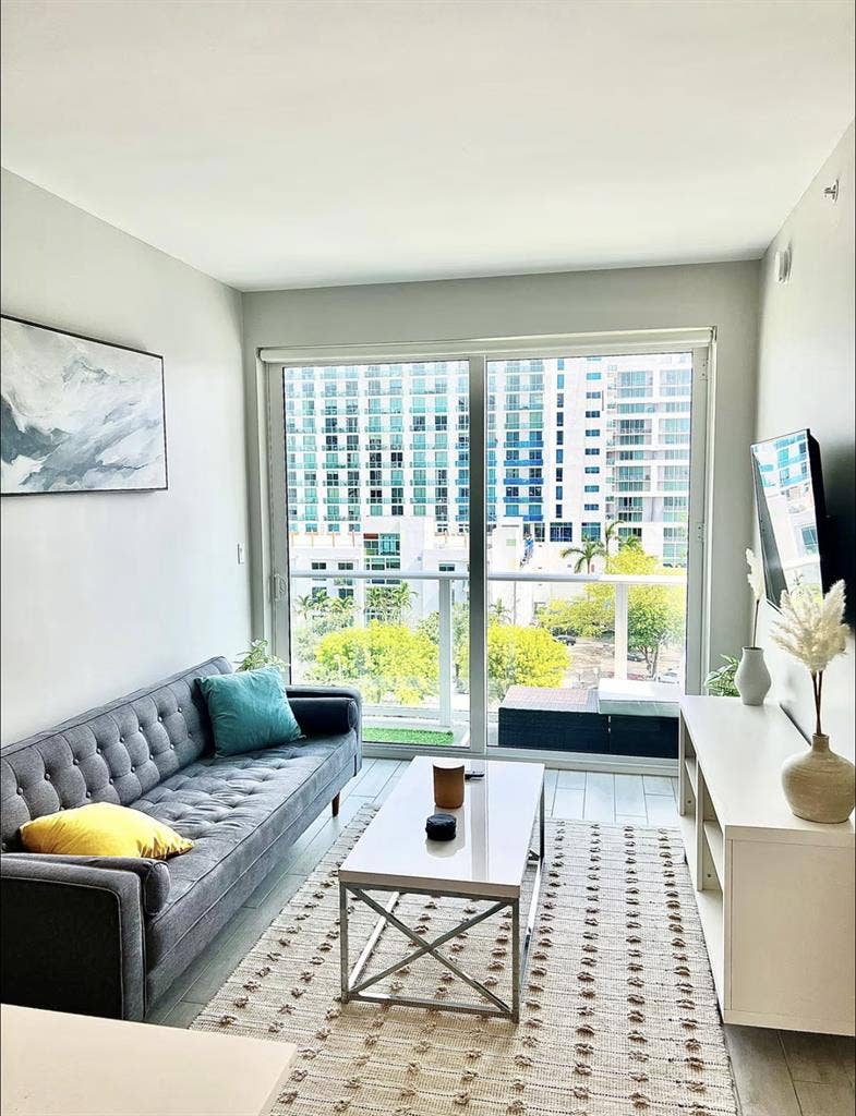 Private room in Edgewater/Downtown
