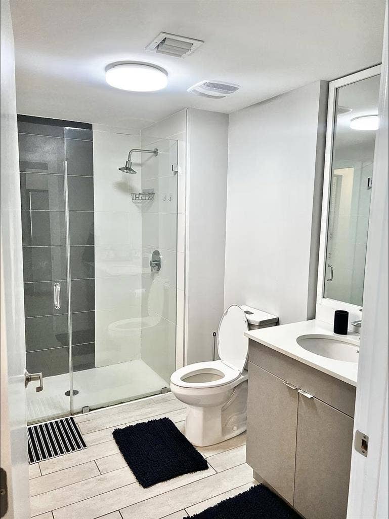 Private room in Edgewater/Downtown