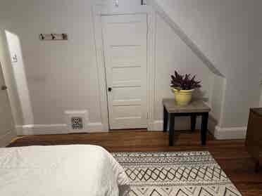 Room in Beautiful Hyde Park Area