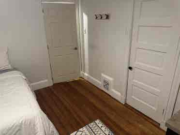 Room in Beautiful Hyde Park Area