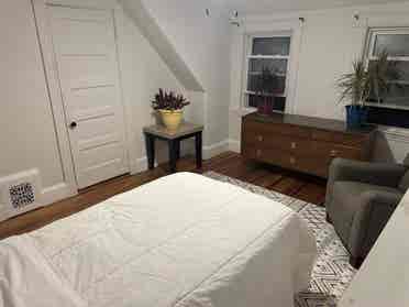 Room in Beautiful Hyde Park Area