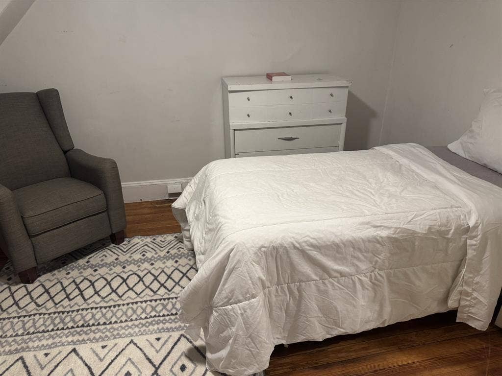 Room in Beautiful Hyde Park Area