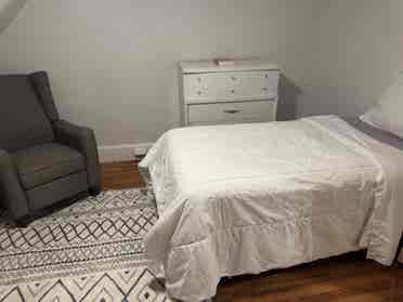 Room in Beautiful Hyde Park Area