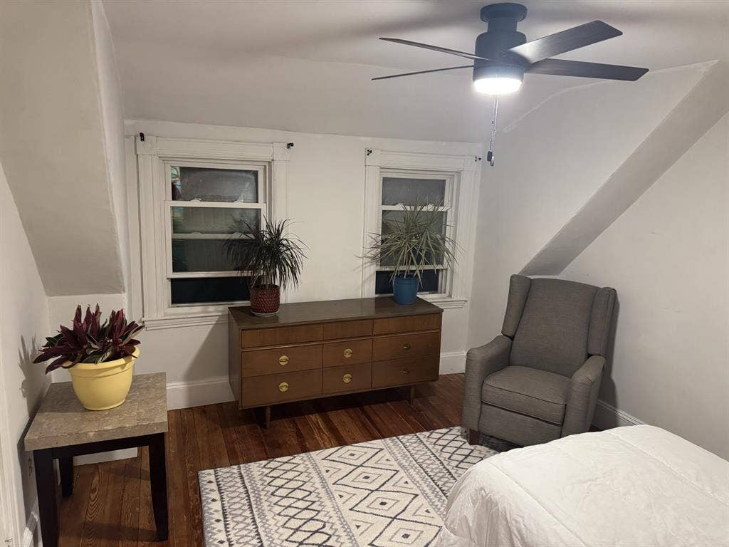 Room in Beautiful Hyde Park Area