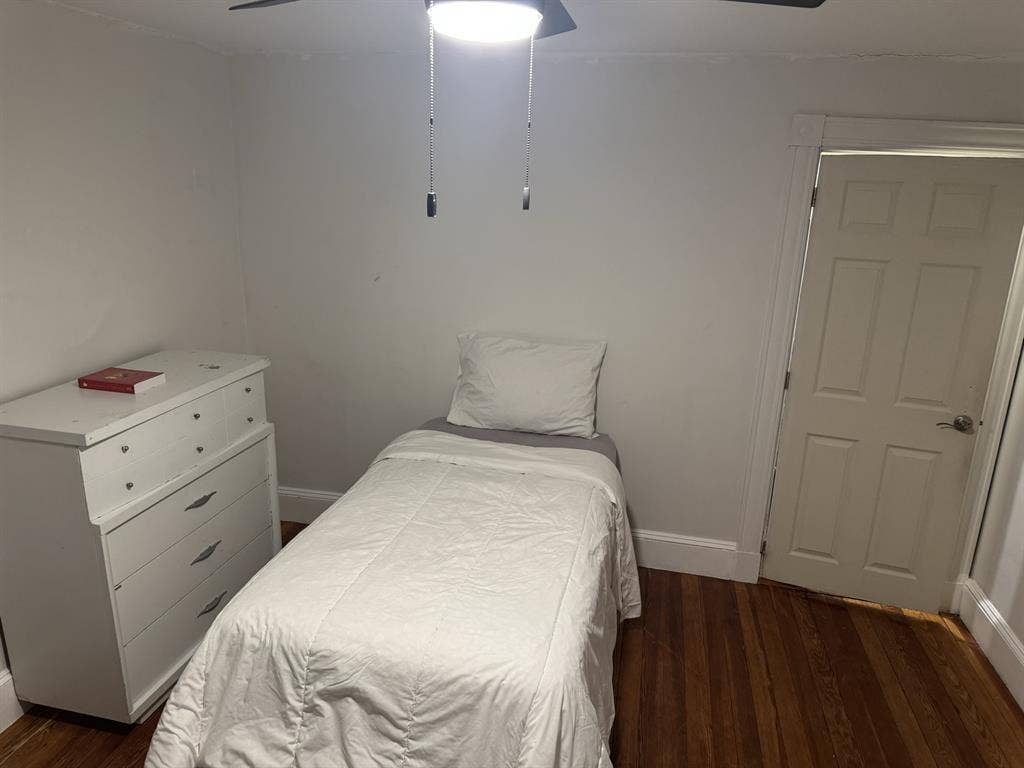 Room in Beautiful Hyde Park Area