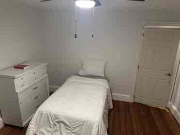 Room in Beautiful Hyde Park Area