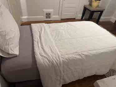 Room in Beautiful Hyde Park Area
