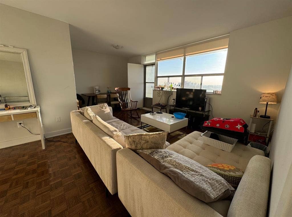 Looking for roommate in 2bd unit
