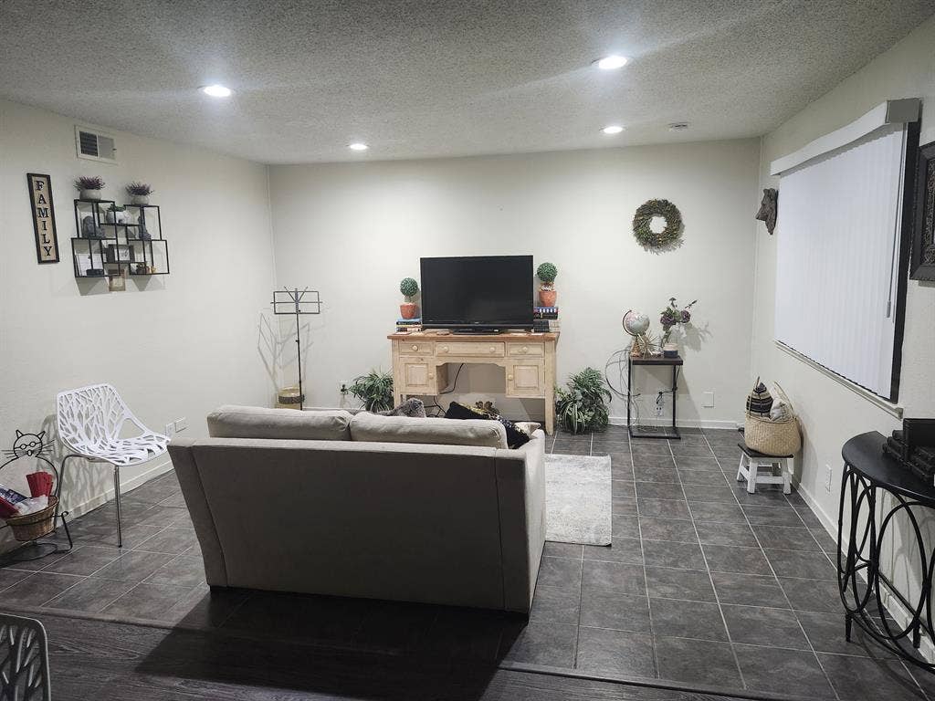 livingroom for rent