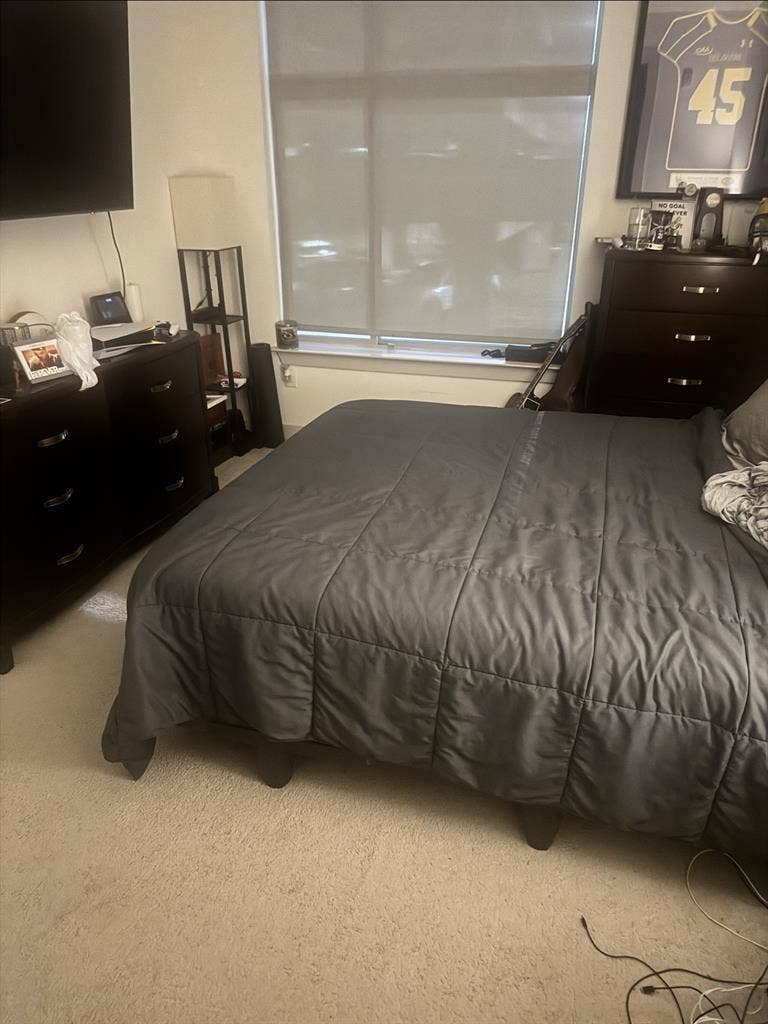 1 BR w/ Rmate 5 mins from CC
