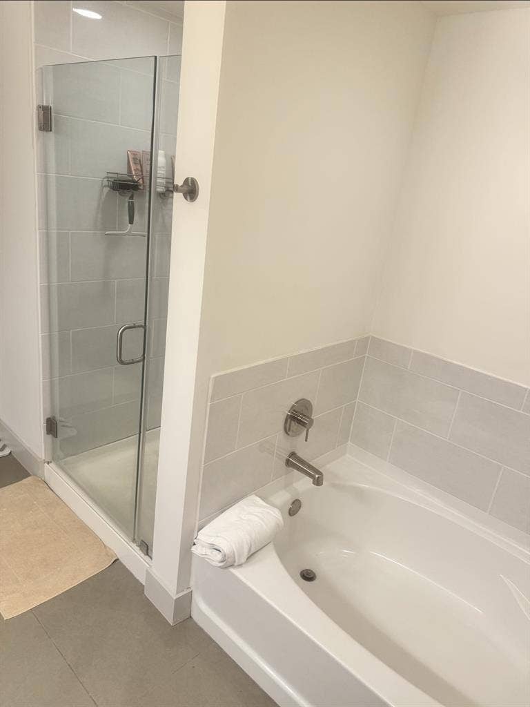 1 BR w/ Rmate 5 mins from CC
