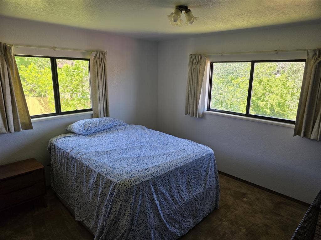 Quiet Golden room available