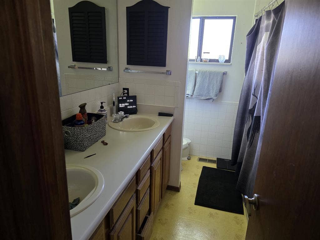 Quiet Golden room available