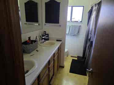Quiet Golden room available
