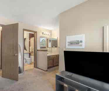 Master Bedroom (Shared Bathroom)