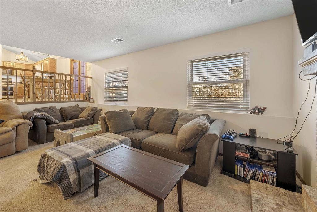 Master Bedroom (Shared Bathroom)
