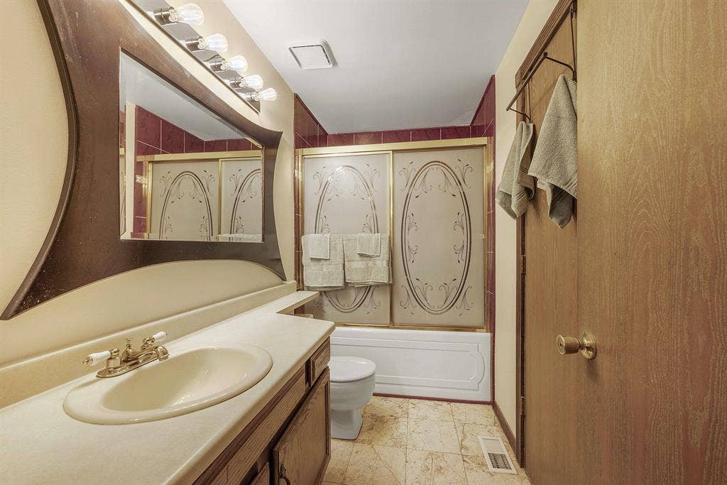 Master Bedroom (Shared Bathroom)