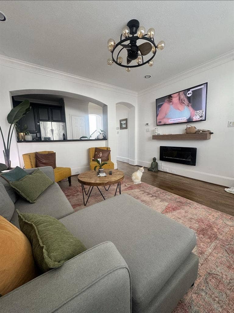Charming private room/bathroom eado