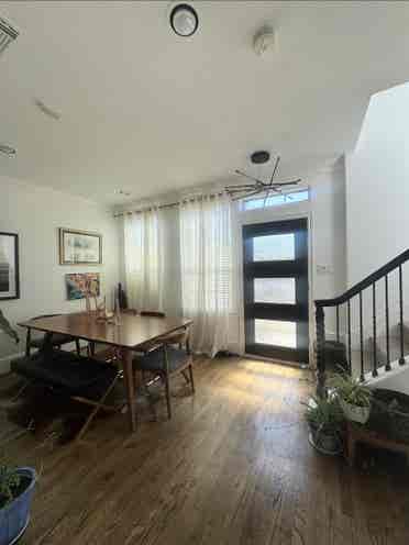 Charming private room/bathroom eado