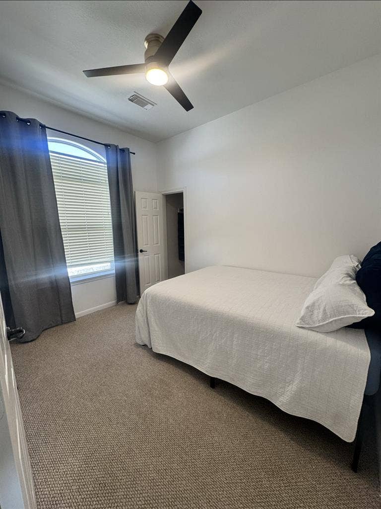 Charming private room/bathroom eado