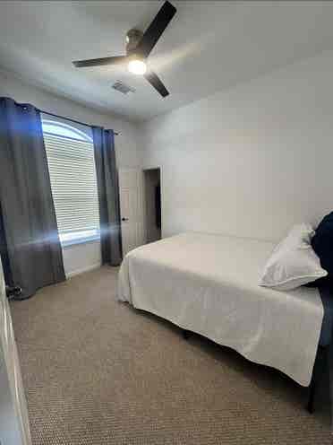 Charming private room/bathroom eado