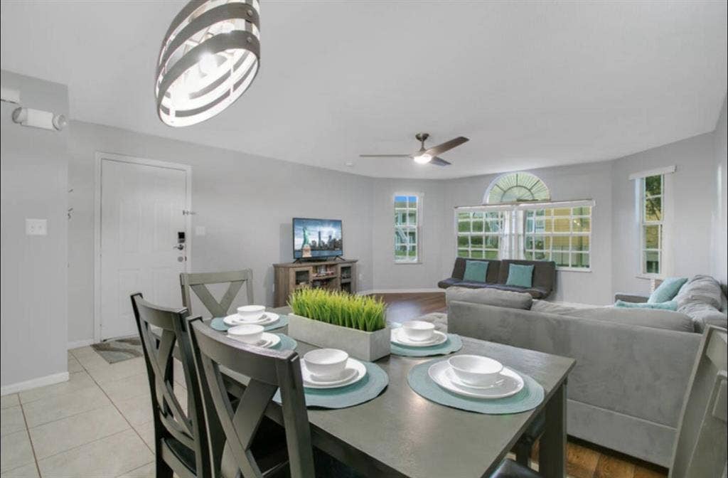 Looking for Student Roommates!